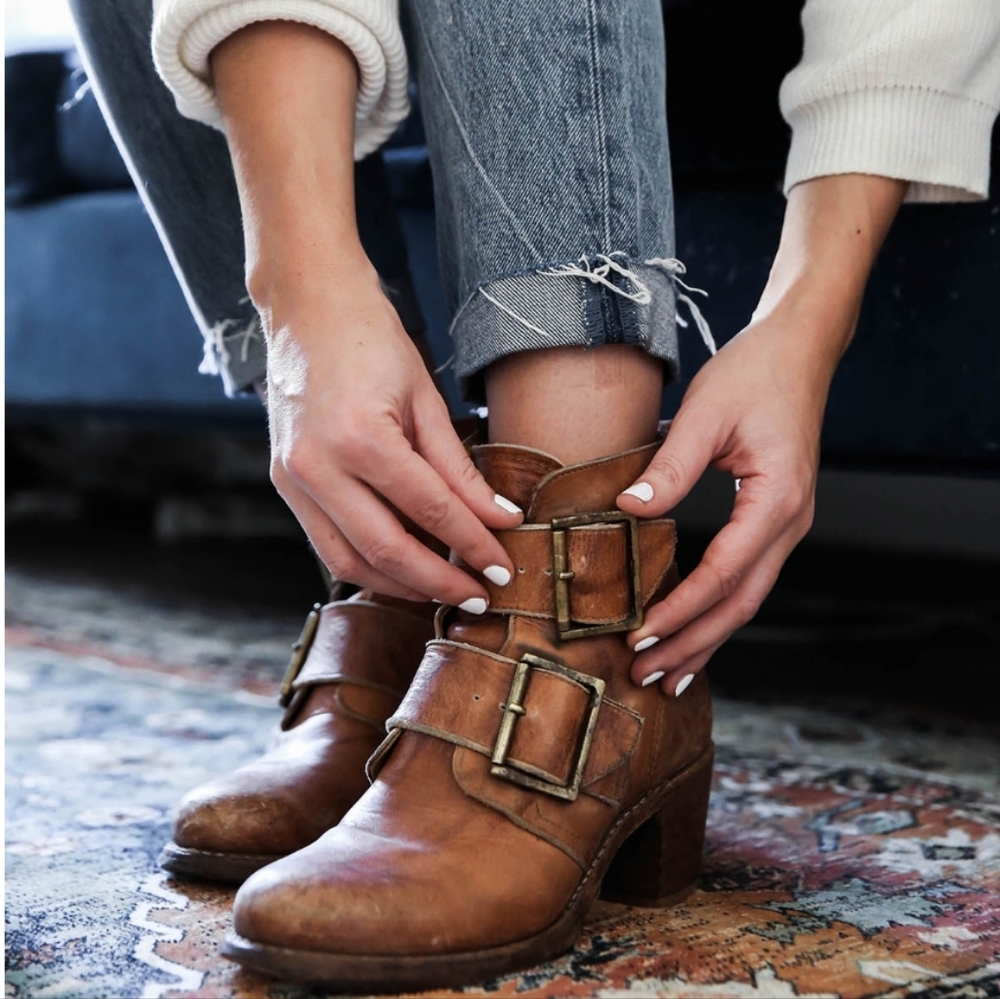 Frye Sabrina Double Buckle Boot in Saddle, size 8